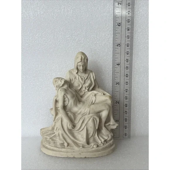 Pieta VTG Sculpture, Mary Cradling Jesus's Body After His Descent From The Cross - Picture 16 of 16